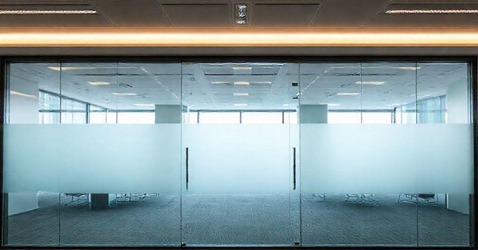 Divis&oacute;ria de vidro temperado: Estilo e funcionalidade para seu espa&ccedil;o